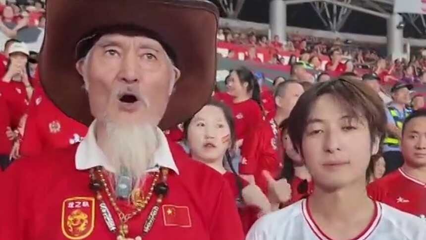 “中国球迷第一人”罗西 现身湘超娄底看台 “这里的球迷狂而不乱 热而不野”
