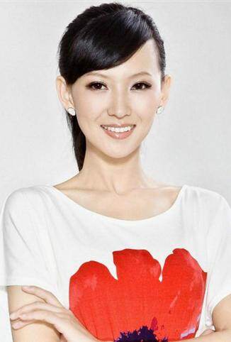 2009年,亚丽开始主持湖南卫视《播报多看点》栏目;同年,亚丽加入了